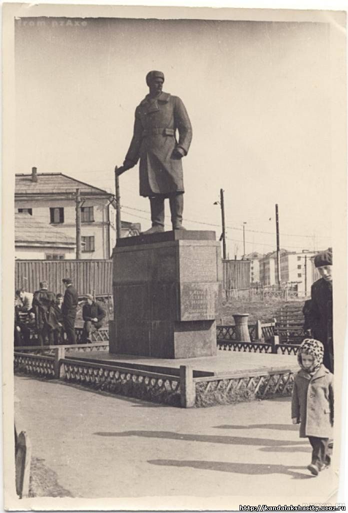 Памятник «Герою Советского Союза Спекову Александру Васильевичу (1916-1940), погибшему в неравной схватке с белофиннами, от комсомольцев и молодежи Кандалакши».